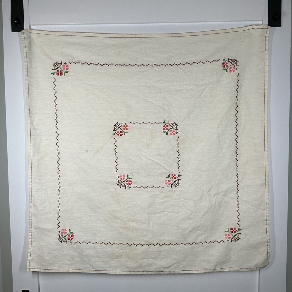 VTG Hand Embroidered Floral Linen 31" X 32" Tablecloth With Matching Napkins